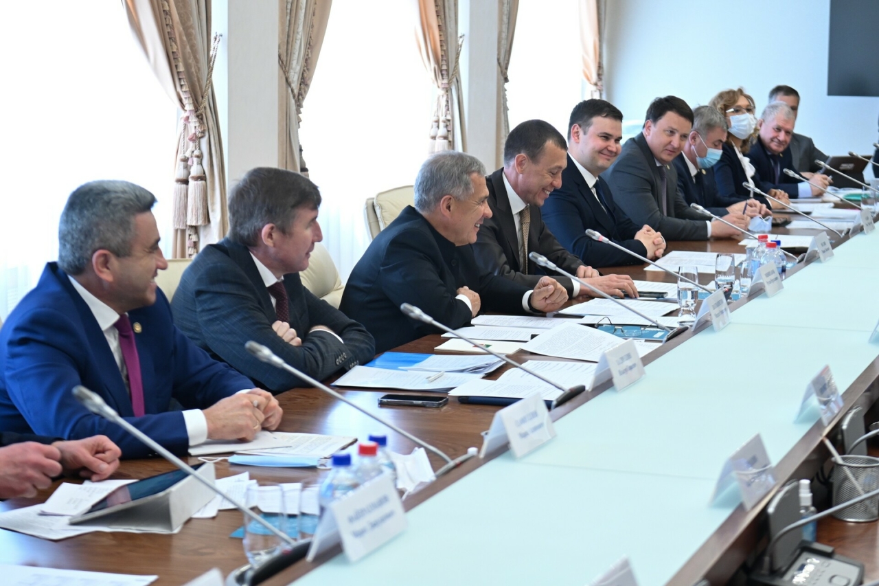 Минниханов провел совещание по сотрудничеству Татарстана и холдинга «СИБУР»