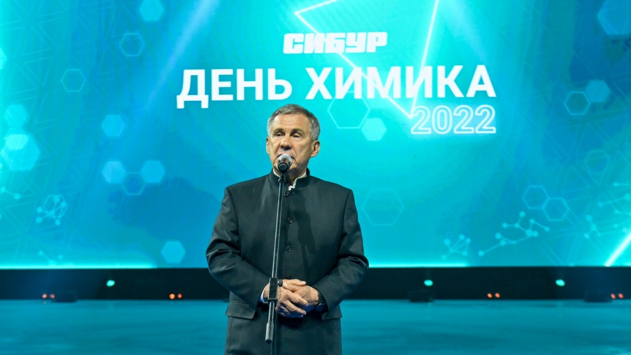 Минниханов поблагодарил нефтехимиков за вклад в развитие Татарстана