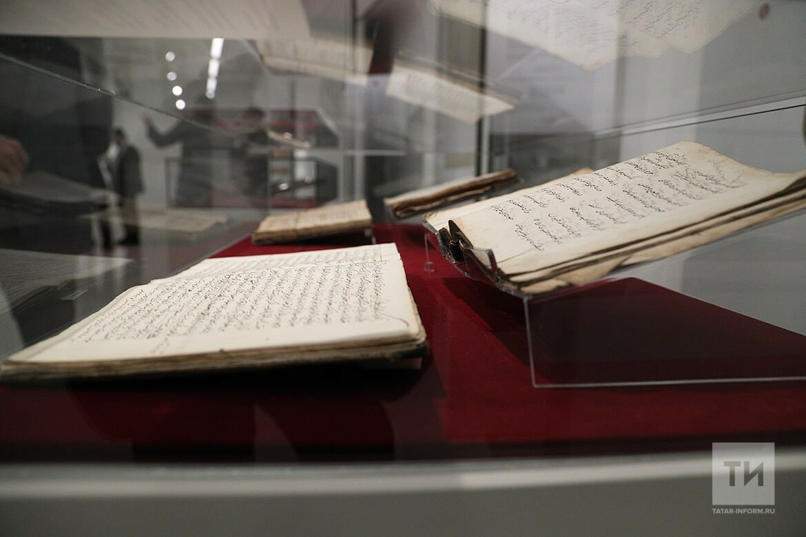 Коран со спичечный коробок и абстрактные шрифты: в Казани открылась выставка «Книга книг»