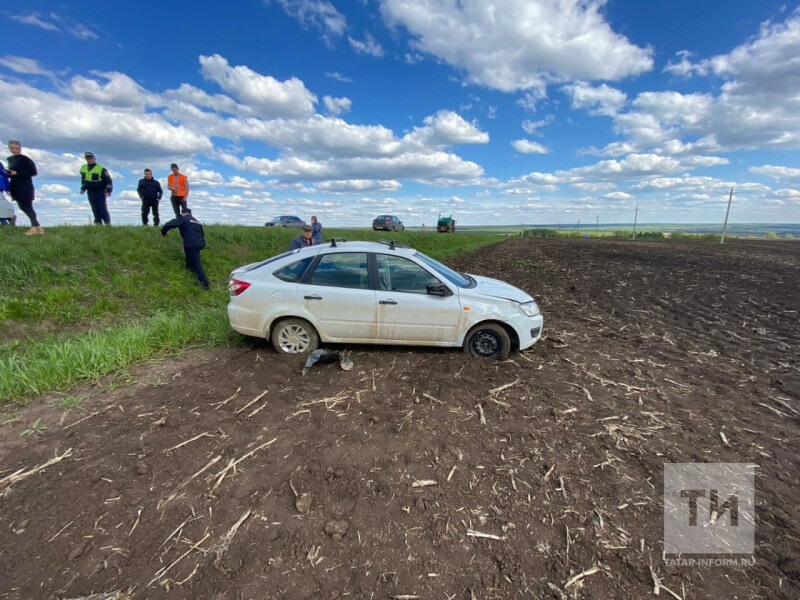 Под Нижнекамском автоинспекторы спасли женщину, которая на авто вылетела с трассы