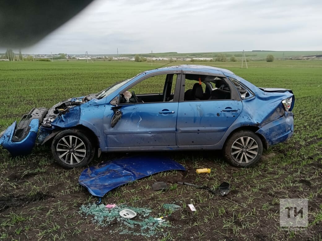 Рано утром в Татарстане с трассы в кювет вылетела легковушка, пострадал пассажир