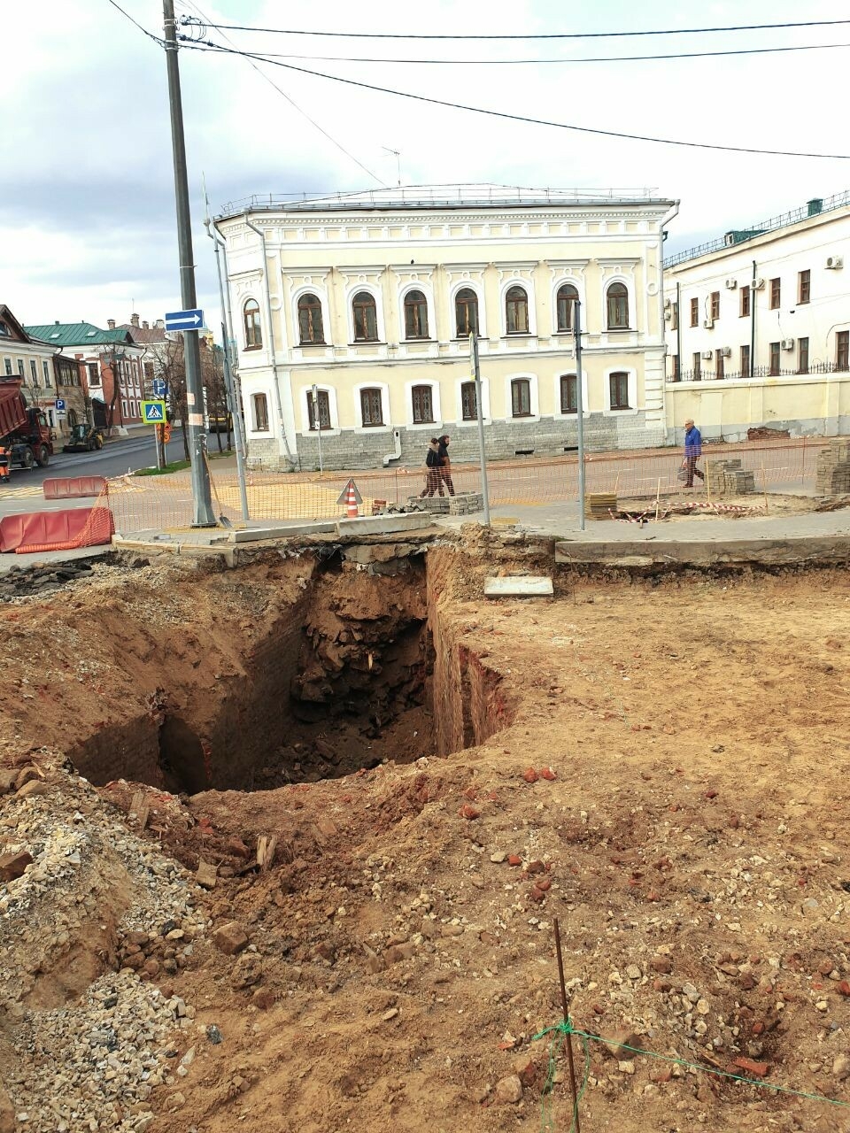 Во время дорожных работ в Казани строители обнаружили подвал старинного здания