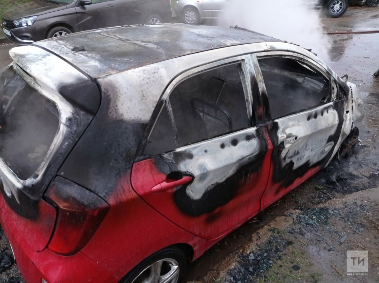 На видео сняли, как в Челнах рано утром горела легковушка, которую подожгли