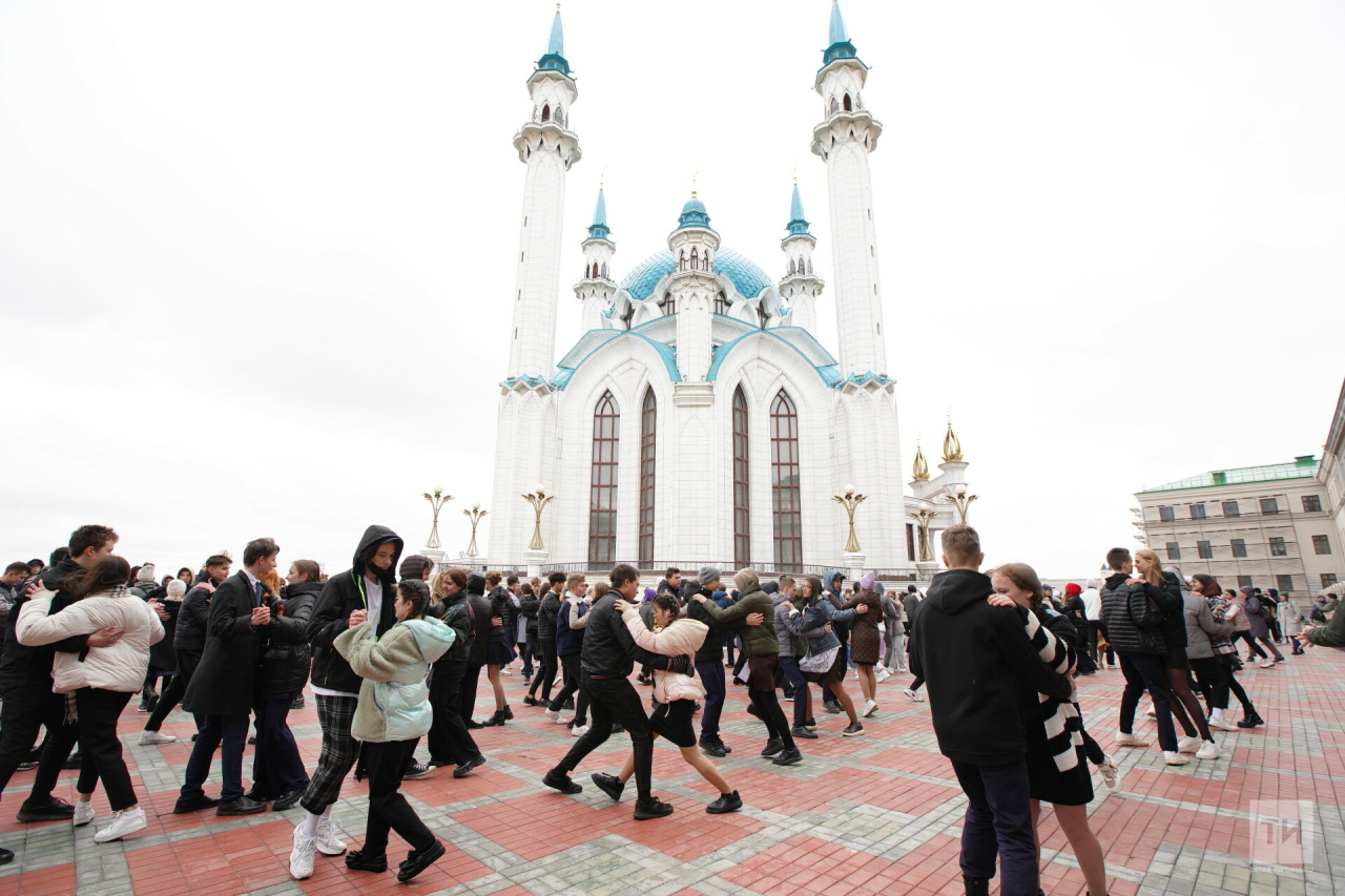 Зиля Валеева и Ильдар Гильмутдинов станцевали «Вальс Победы» в массовом флэшмобе в Кремле
