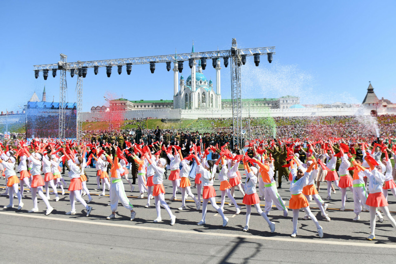 Калимуллина спела на параде в Казани, Кондратьев в Лаишеве: как Татарстан отметил 9 Мая