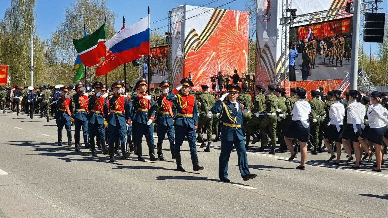 В Нижнекамске 9 Мая встретили парадом Победы и торжественным митингом