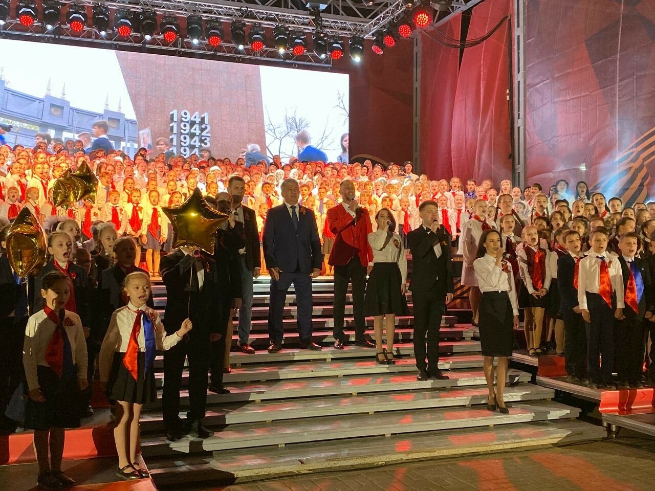 В Зеленодольске 770 детей и мэр города исполнили песню «День Победы»