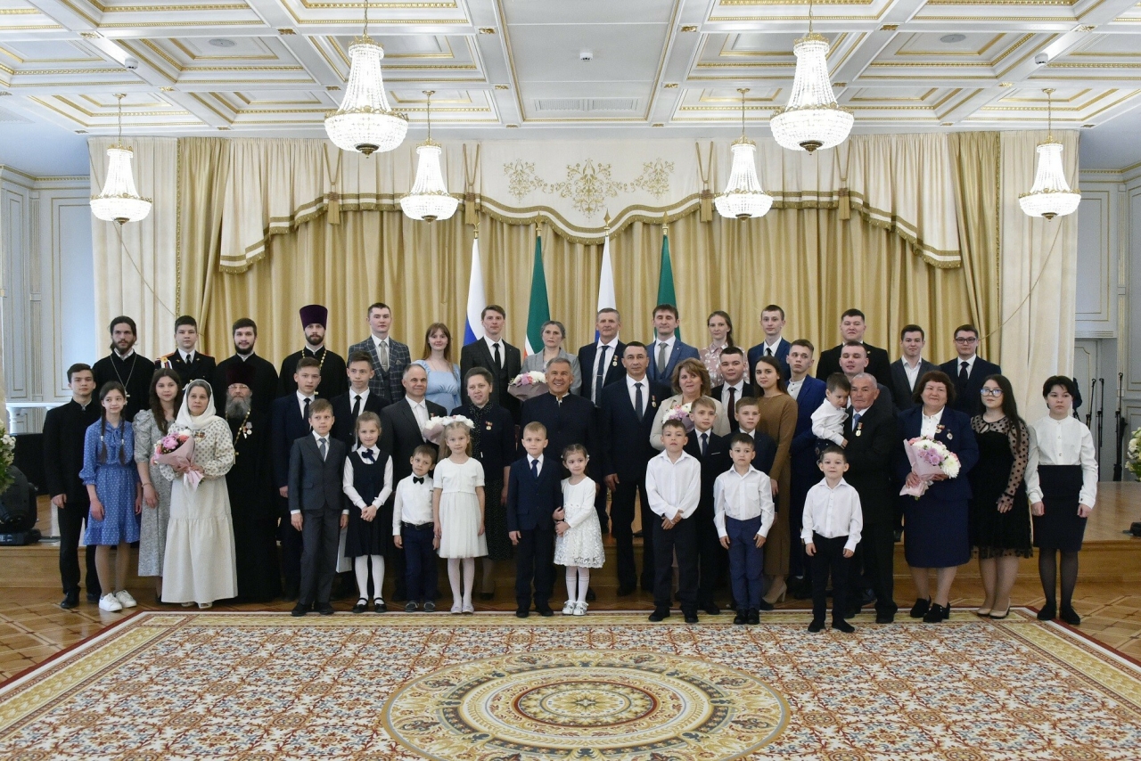 Минниханов вручил медали «Родительская доблесть» родителям многодетных семей Татарстана