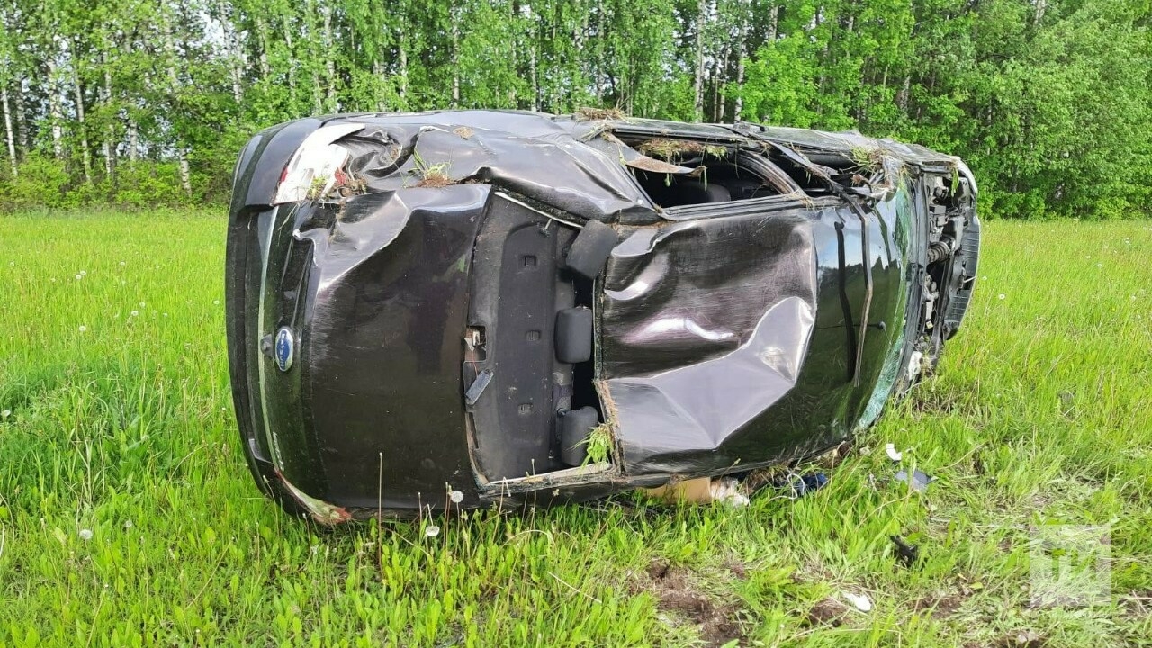 Автоледи погибла, вылетев с трассы в РТ в кювет, пассажир-подросток в больнице