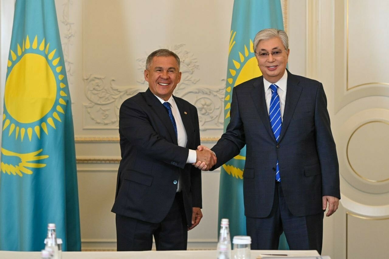Минниханов обсудил вопросы сотрудничества с Президентом Казахстана на полях ПМЭФ