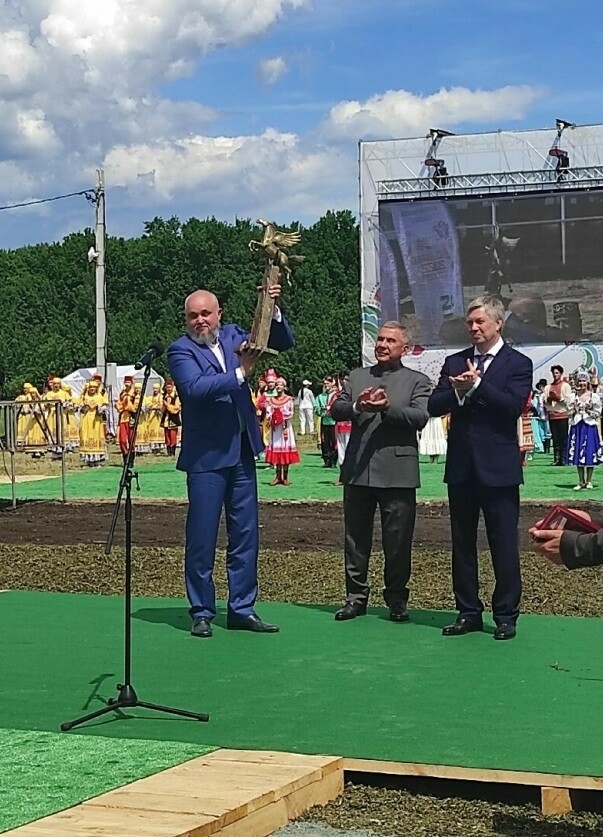 Минниханов вручил губернатору Кемеровской области символ федерального Сабантуя