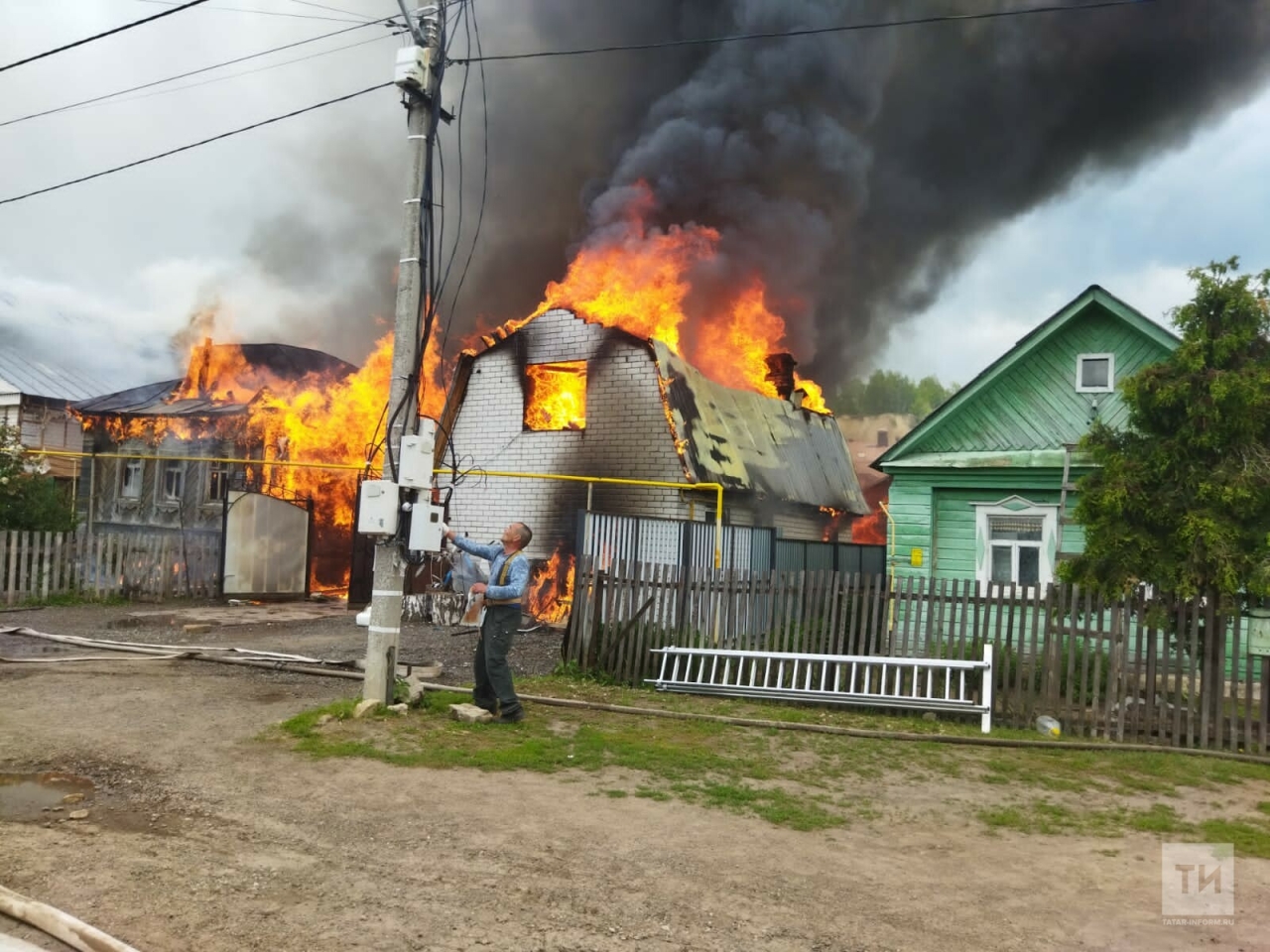 В поселке под Казанью пожар уничтожил дом и надворные постройки