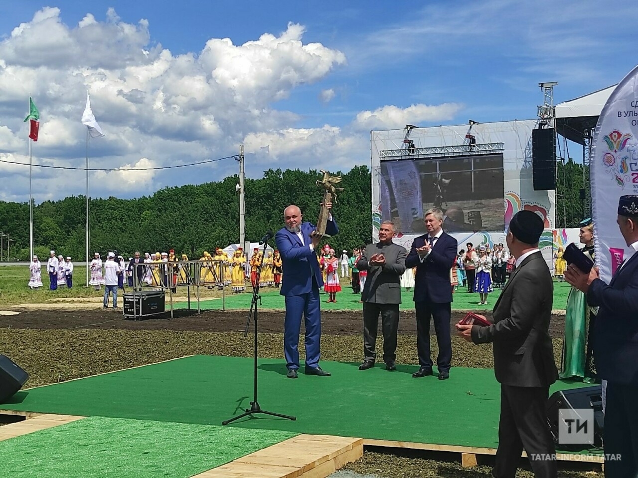 Минниханов вручил губернатору Кемеровской области символ федерального Сабантуя