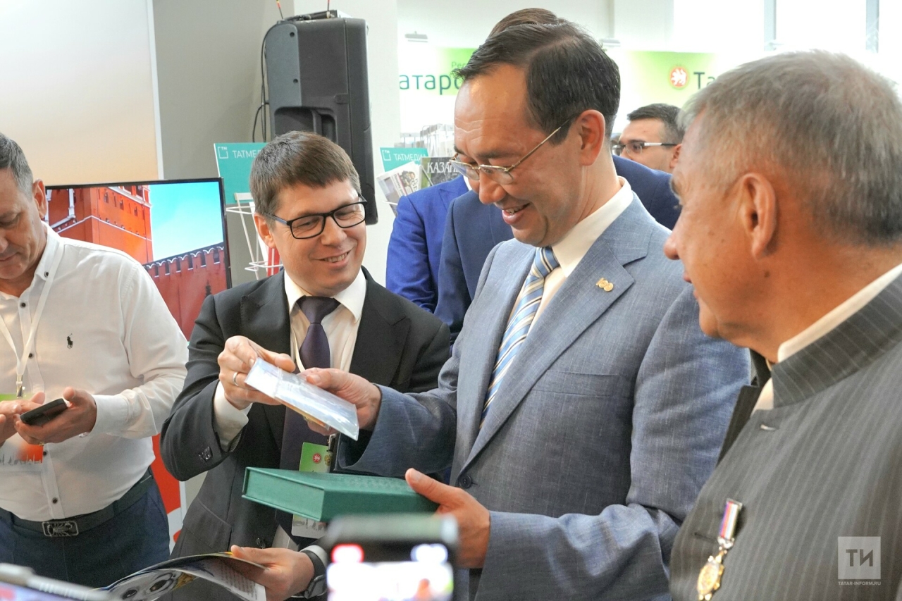 Шамиль Садыков подарил Главе Якутии открытку с фотографией Президента Татарстана