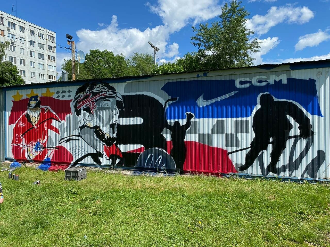 В Челнах молодежь на фестивале «Арт-двор» раскрасила хоккейные вагончики