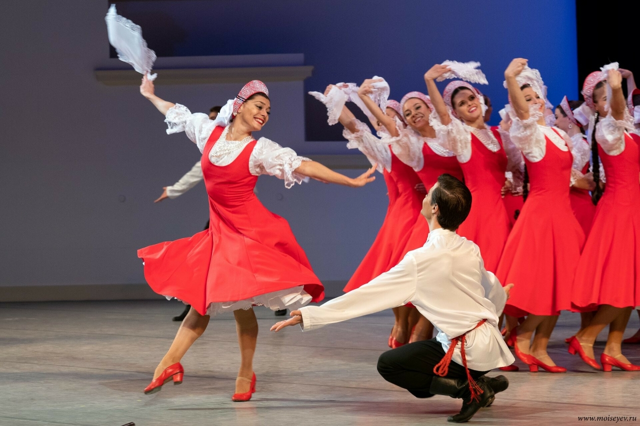 Знаменитый Балет народного танца Игоря Моисеева представил в Казани «Танцы народов мира»