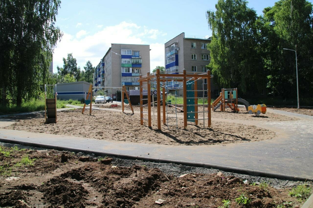 В Менделеевске идет установка детских игровых площадок по проекту «Наш двор»