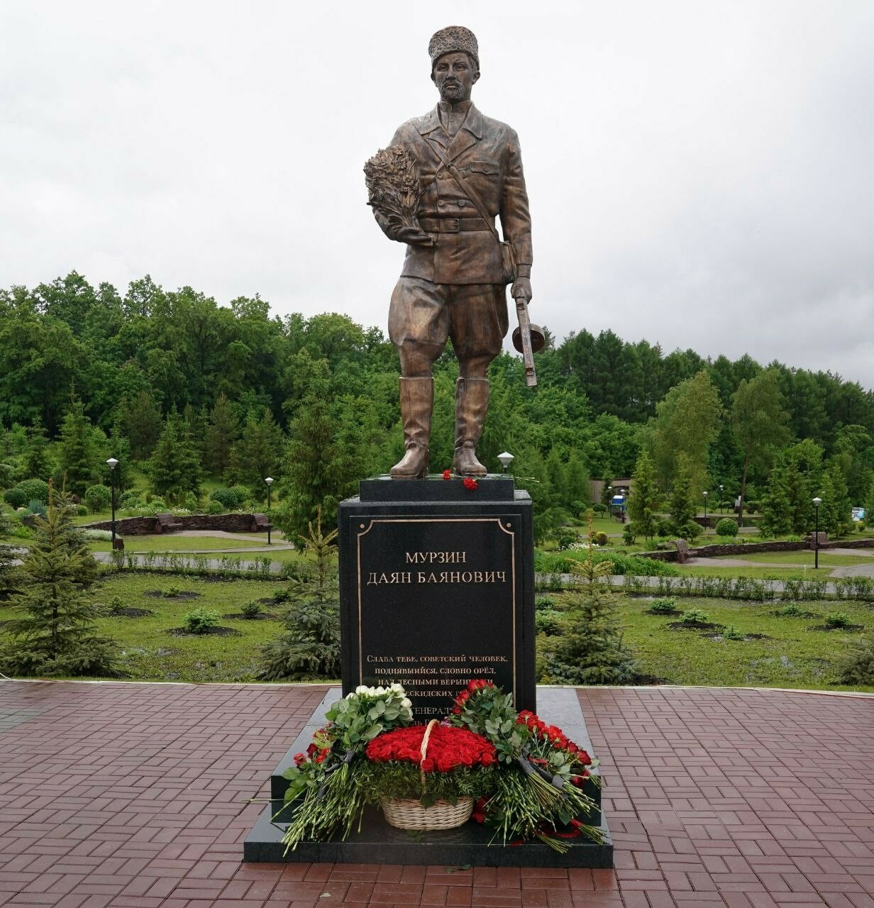 В Уфе открыт памятник герою войны — «Черному генералу» Даяну Мурзину