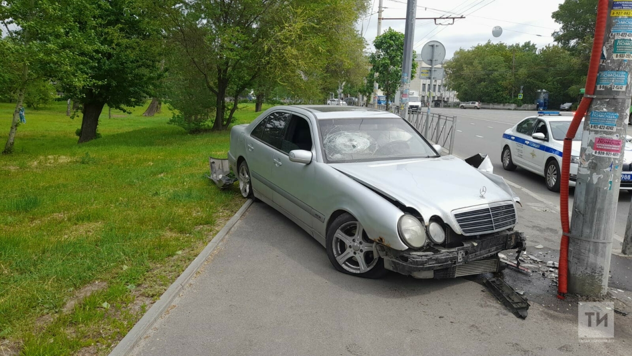 В Казани автоледи на Mercedes снесла забор и ушла с места ДТП в больницу
