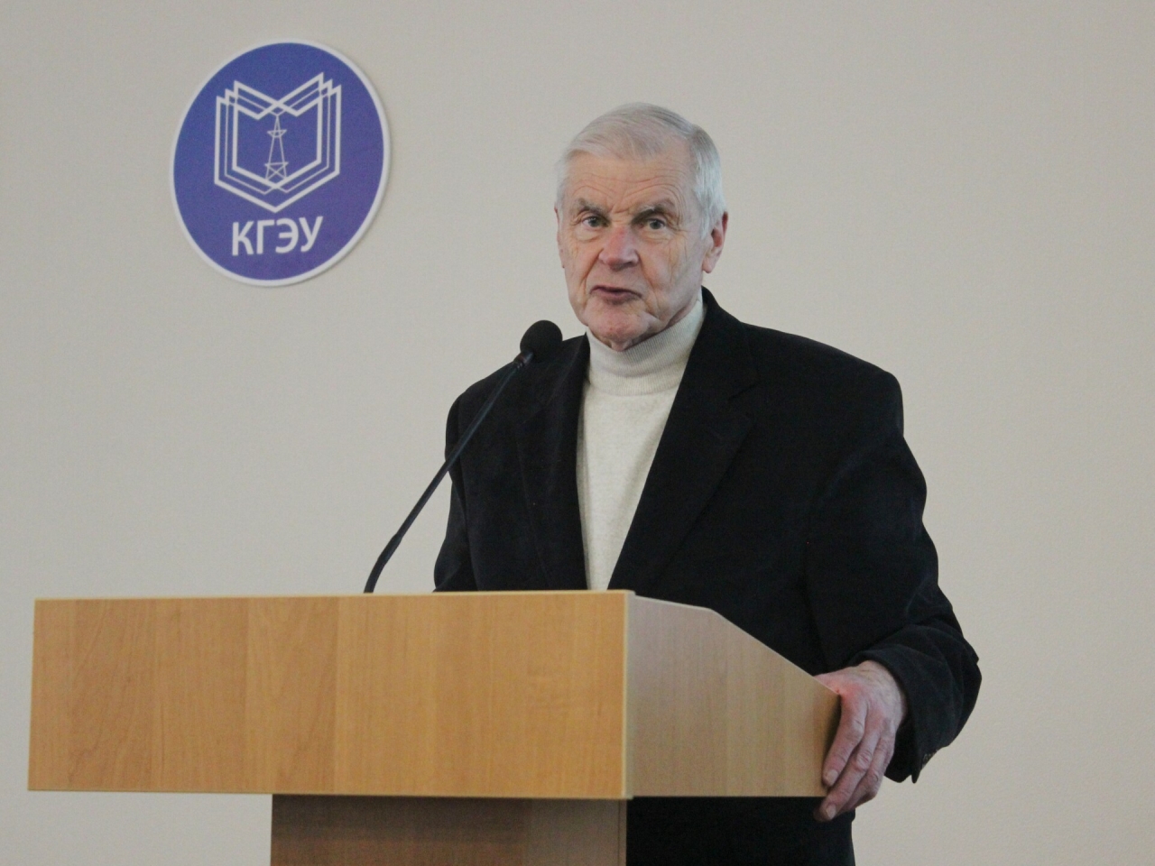 В КГЭУ поздравили с 90-летием известного радиофизика Вадима Голенищева-Кутузова