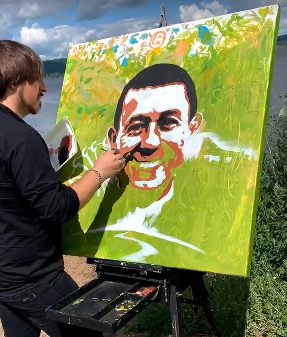 Более 400 жителей Нижнекамска нарисовали портрет главы исполкома Рамиля Муллина