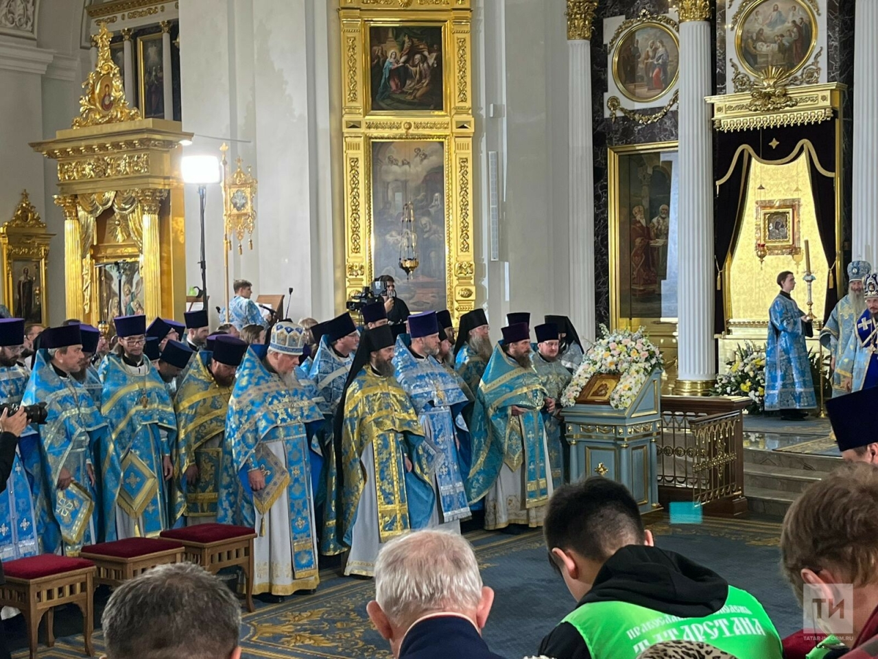 В главном соборе РТ началась праздничная служба в честь Казанской иконы Богородицы