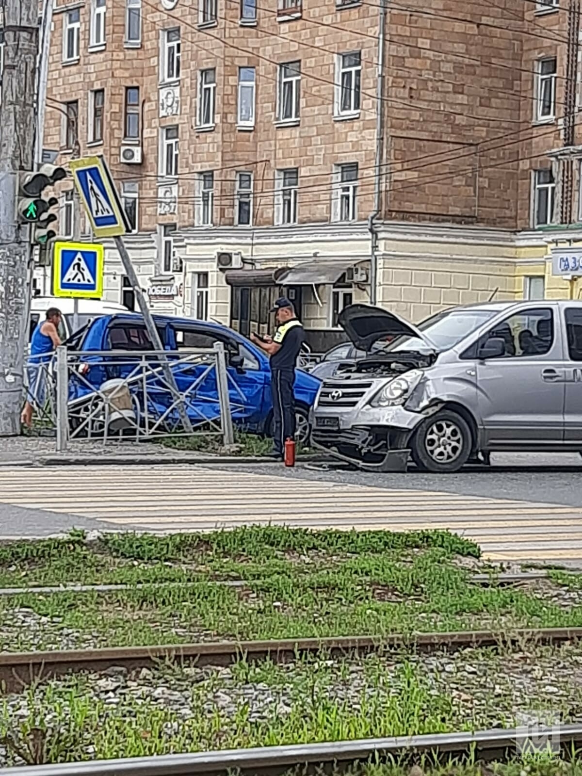 Малолитражка снесла знак после ДТП с микроавтобусом в Казани, пострадал один человек