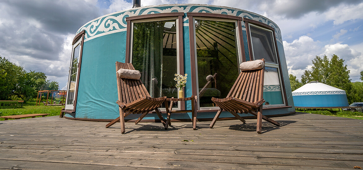 Качели над рекой и кинотеатр под звёздами: чем привлекательны глэмпинги на Каме