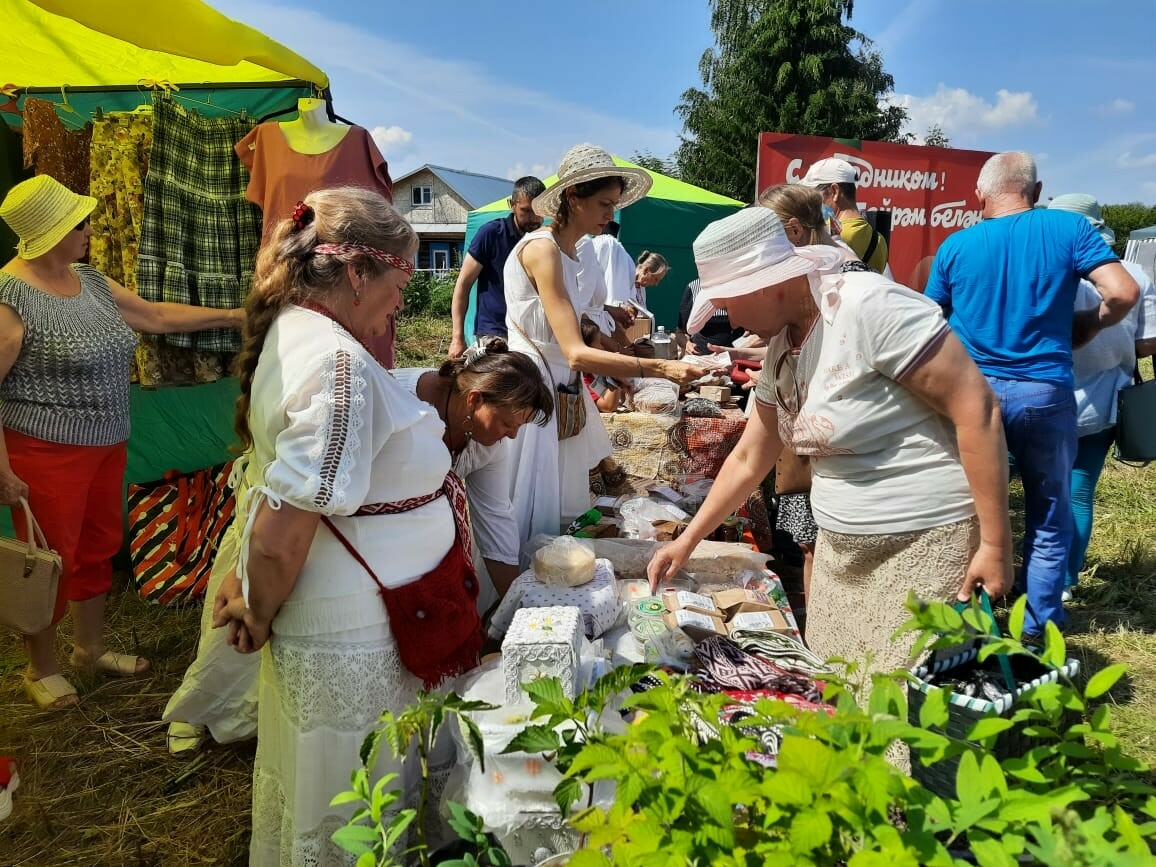 В Елабужском районе Татарстана проходит фестиваль иван-чая с флешмобами и концертом