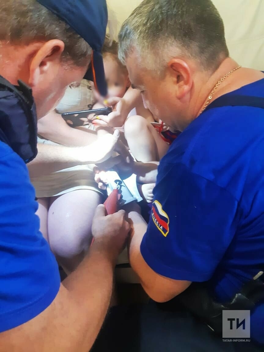В Казани спасатели помогли малышке, палец которой застрял в детском горшке