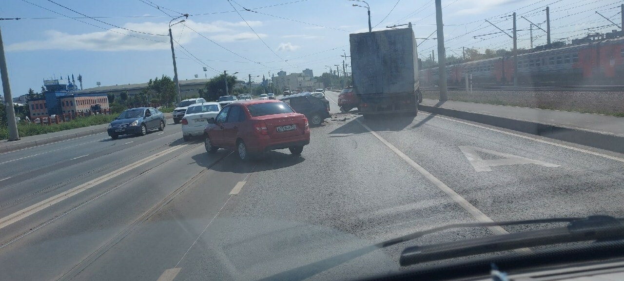 Один человек пострадал в массовом ДТП с грузовиком на Кировской дамбе в Казани
