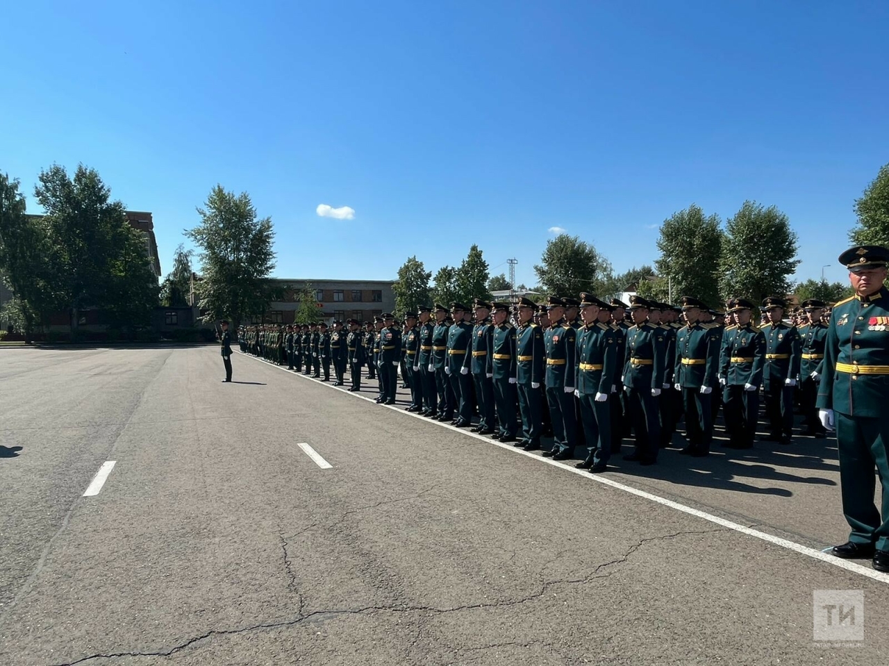 Минниханов поздравил выпускников Казанского танкового училища с получением дипломов