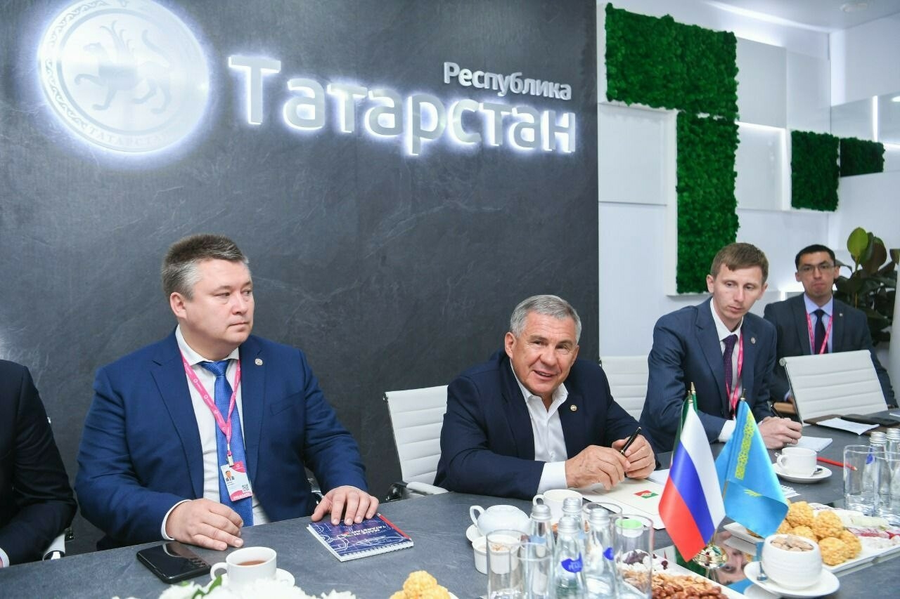 Минниханов на «Иннопроме» встретился с акимом Костанайской области Казахстана