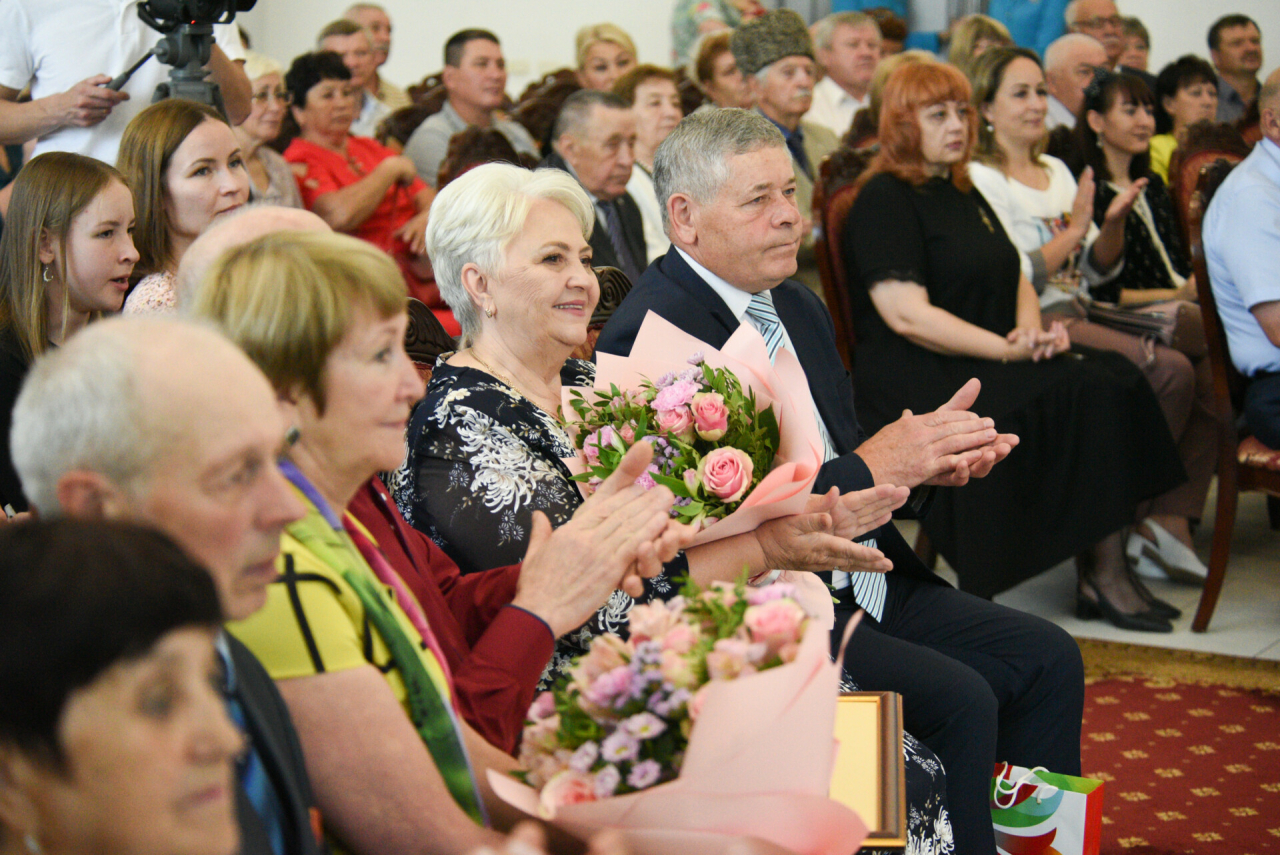 Семи семьям в Набережных Челнах вручили медали «За любовь и верность»