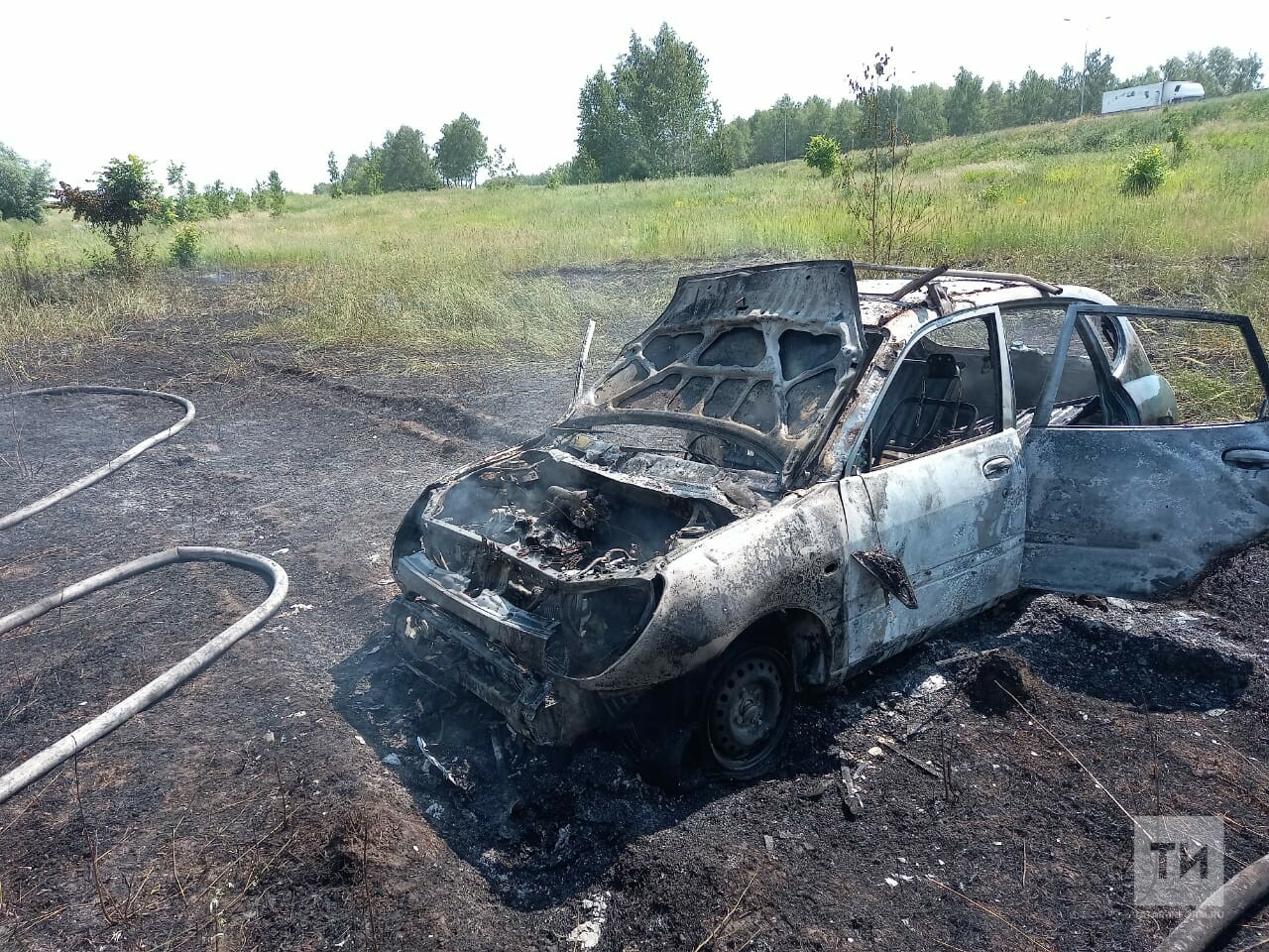 В Казани легковушка сгорела дотла, вылетев с дороги в кювет
