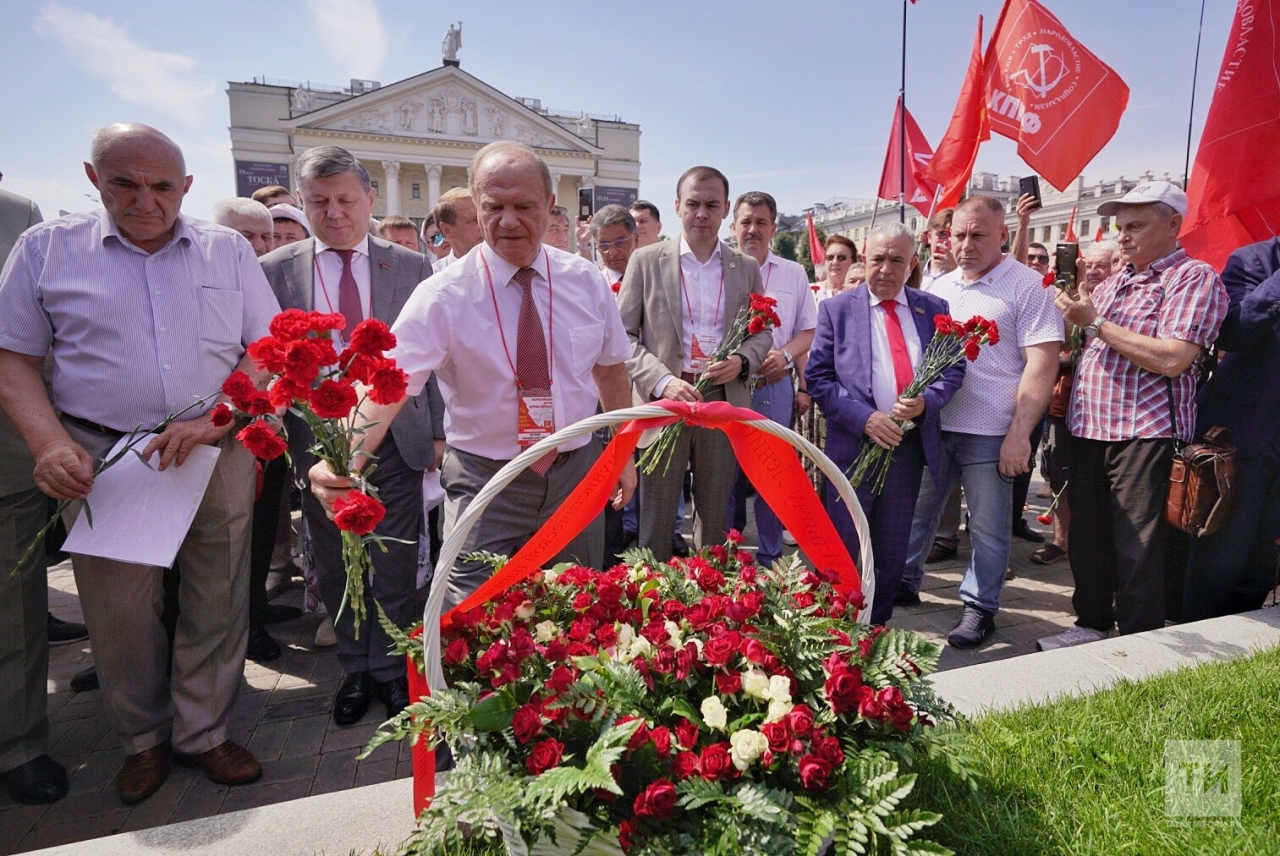 Геннадий Зюганов возложил цветы к памятнику Ленину в центре Казани