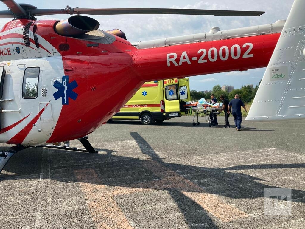 Вертолет санавиации РКБ доставил в Казань отравившегося в канализации в Нижнекамске