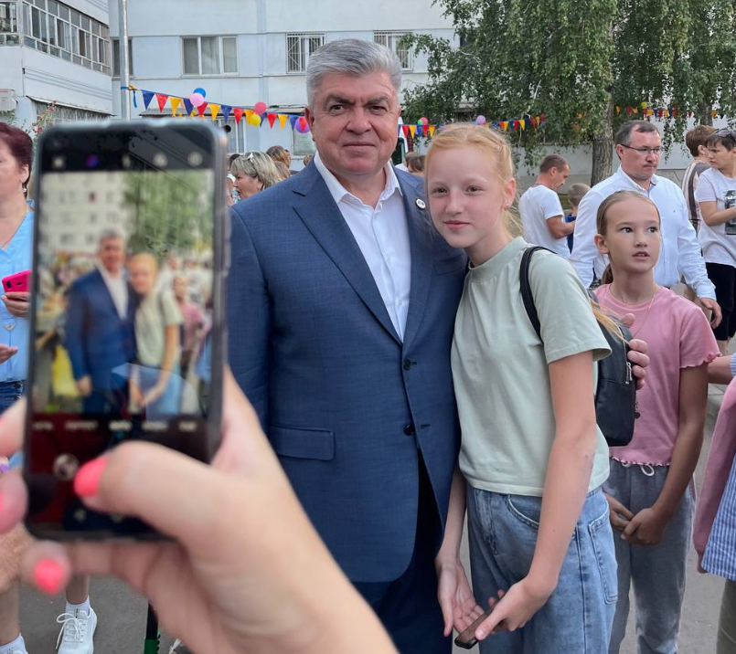 «Душевная обстановка»: мэр Челнов отметил праздник двора с жителями Автозаводского района