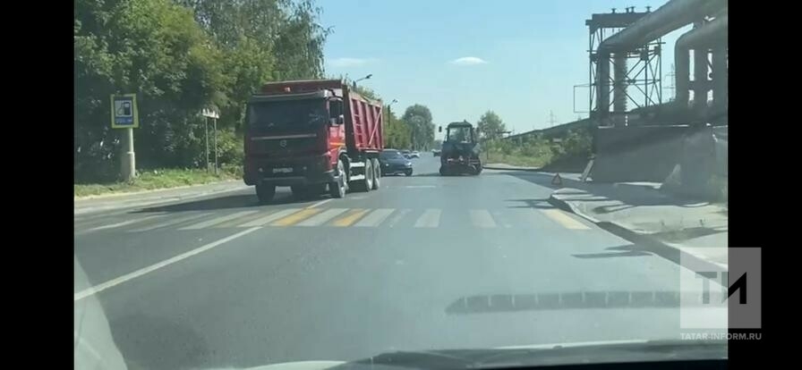 На Тэцевской в Казани «ГАЗель» завалилась на бок после столкновения с грузовиком