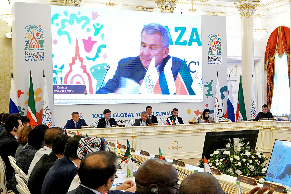 Минниханов: Во времена потрясений мира важна способность молодежи преодолевать трудности