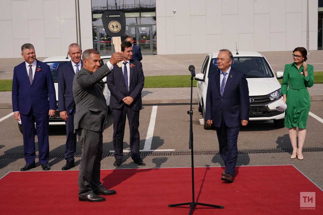 Минниханов передал в районы Татарстана десятки автомобилей «Лада» и Ford
