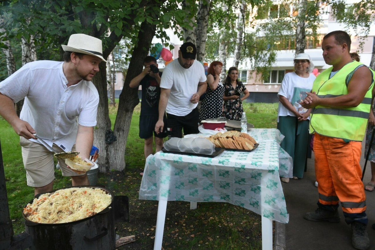 Татарстанцы начали накрывать столы для рабочих, благоустроивших их дворы