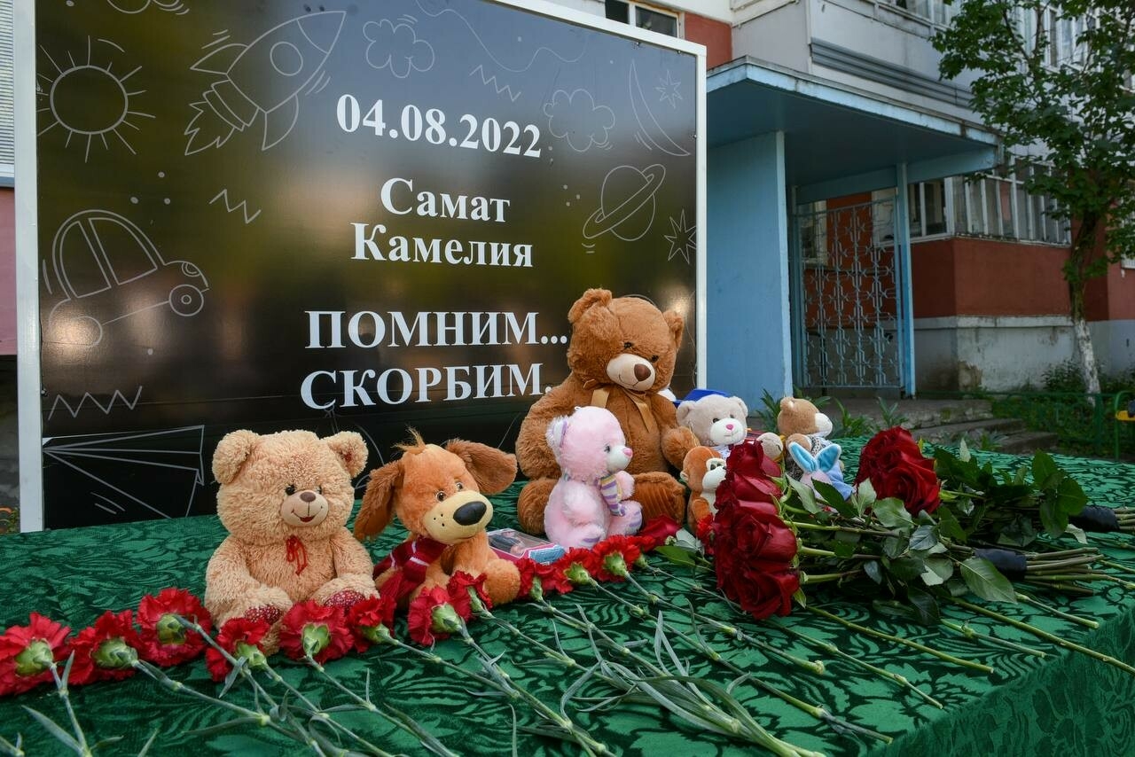 Мэр Челнов принес цветы к мемориалу в память о детях, погибших на пожаре