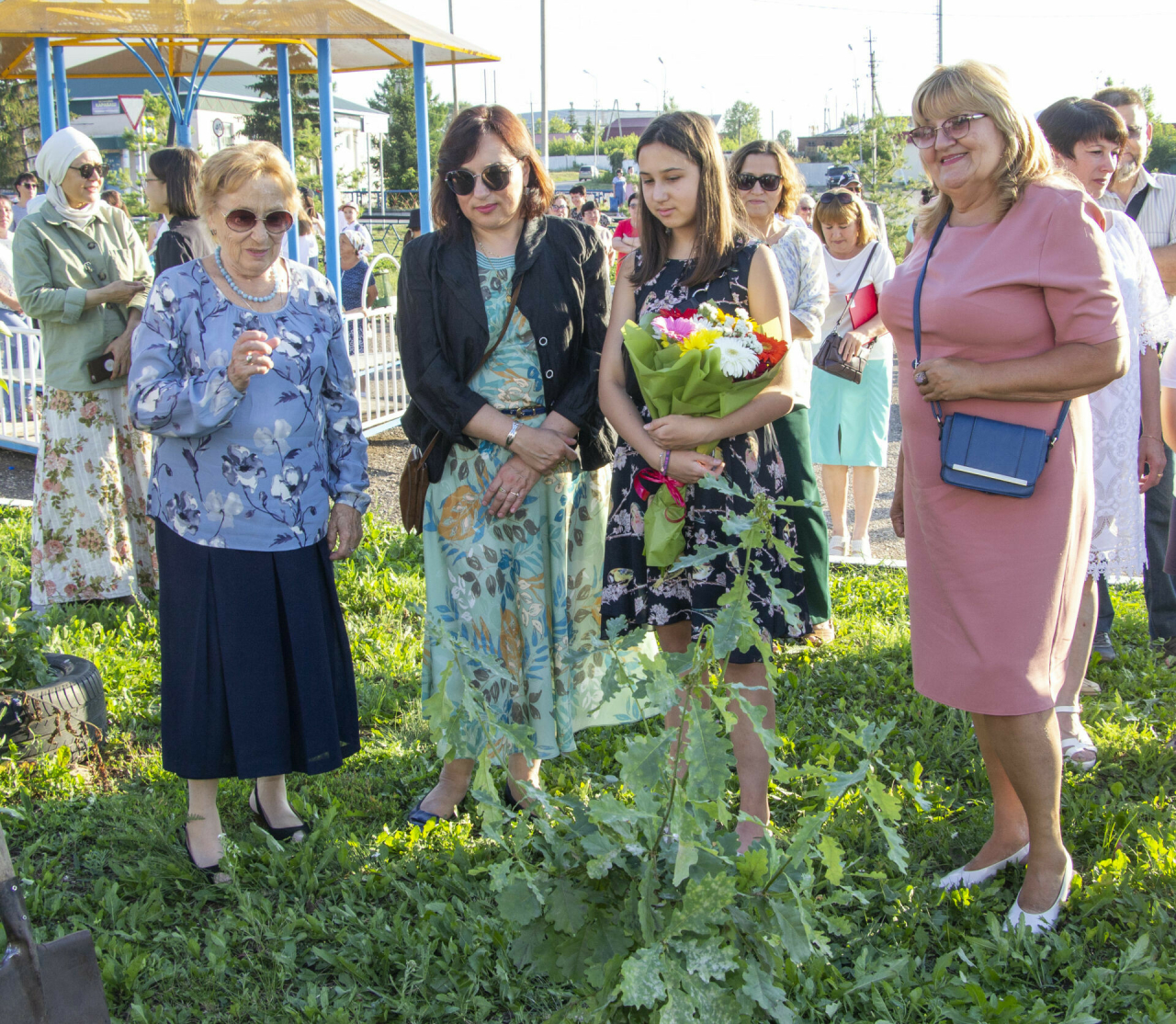 Дочь Мусы Джалиля посадила в Бугульминском районе Татарстана саженцы дуба