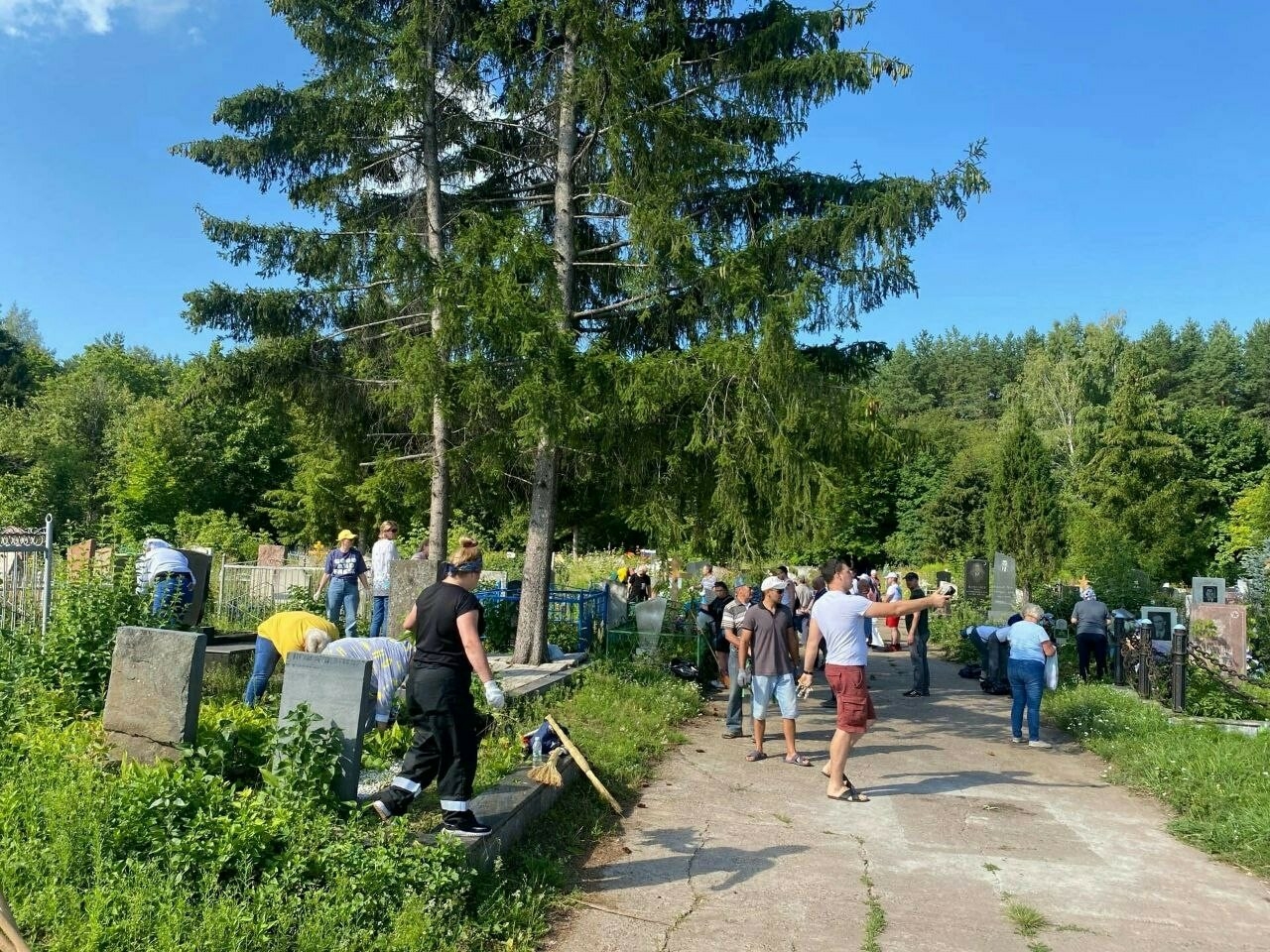 Жители Нижнекамска привели в порядок Аллею ветеранов на кладбище