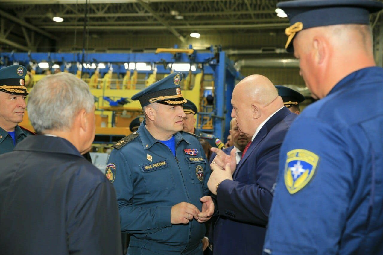 Минниханов и глава МЧС осмотрели модернизированные для спасателей Ми-8 производства КВЗ