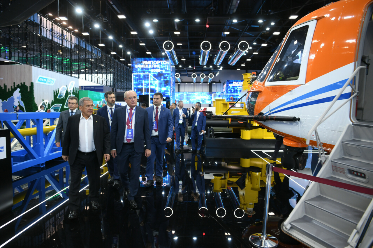 Робот-подводник и вертолет Ми-171А3: Минниханов осмотрел стенды компаний на ПМГФ
