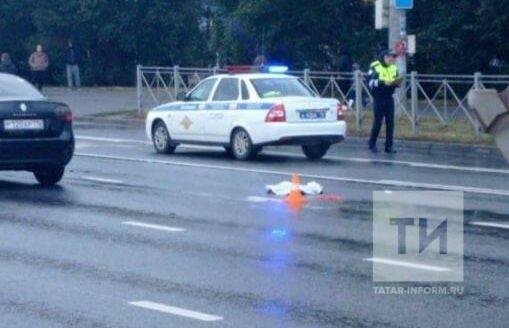 Появилось видео, как на проспекте Победы в Казани легковушка сбила пешехода