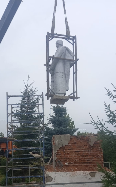 В пестречинском селе перенесли памятник неизвестному солдату ради бюста Айдара Хафизова