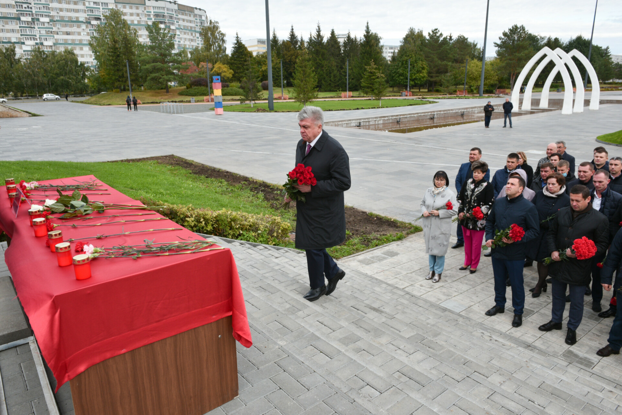 В Татарстане появились стихийные мемориалы в память о погибших в ижевской школе
